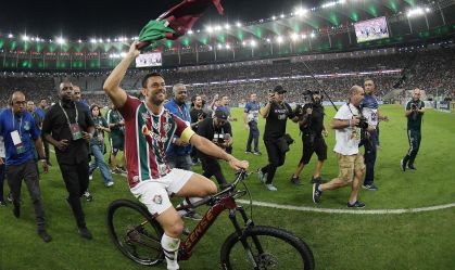 De bicicleta, Fred dá volta olímpica no Maracanã na sua despedida dos gramados
