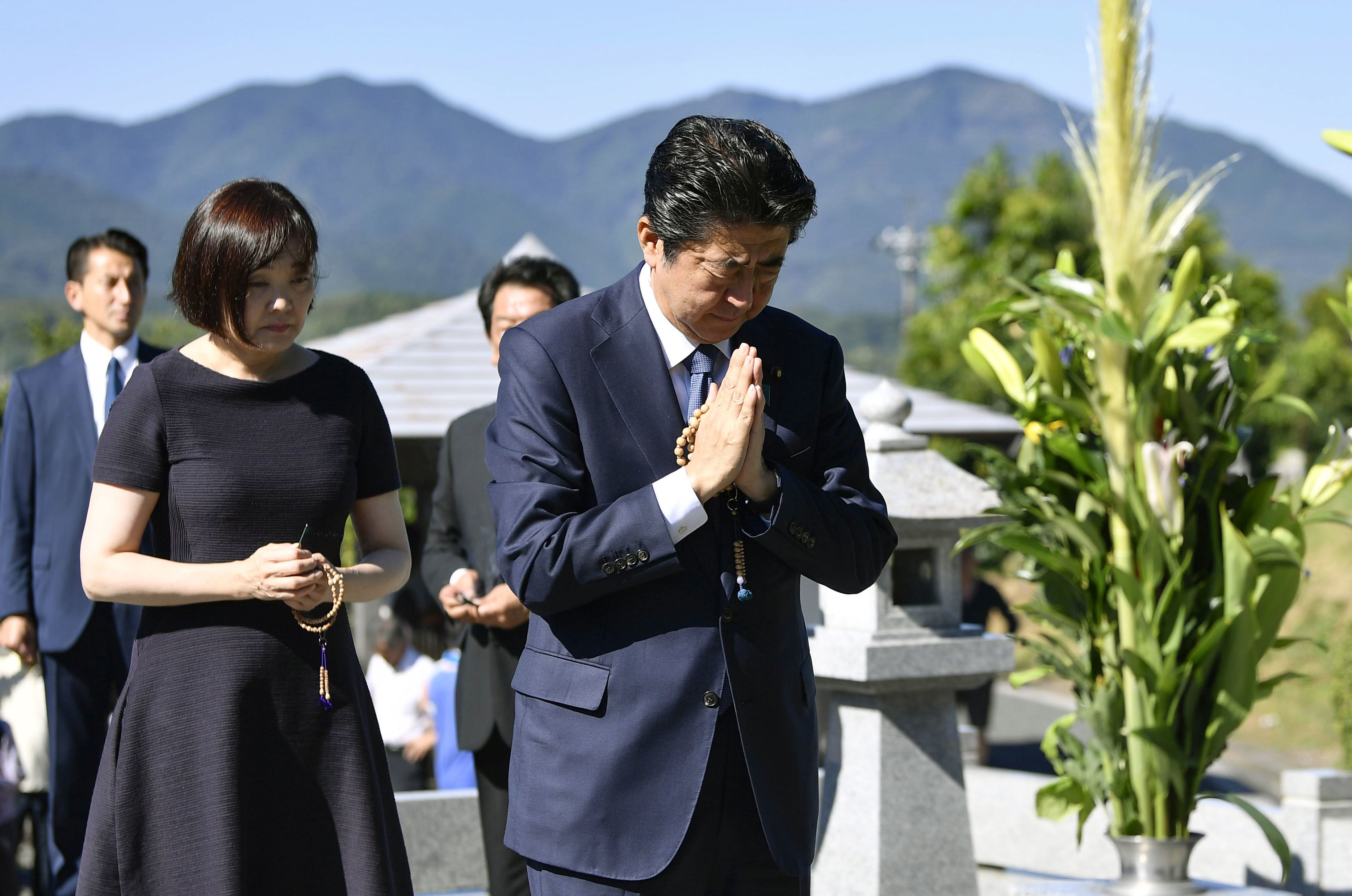 Shinzo Abe visita o túmulo do pai, o ex-ministro das Relações Exteriores Shintaro Abe, em Nagato