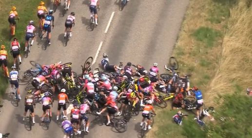 Faltando 50 km para a etapa mais longa da corrida, um incidente se transformou em um enorme acidente que tirou metade das bicicletas do circuito