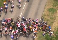 Acidente no Tour de France feminino deixa ciclistas feridas