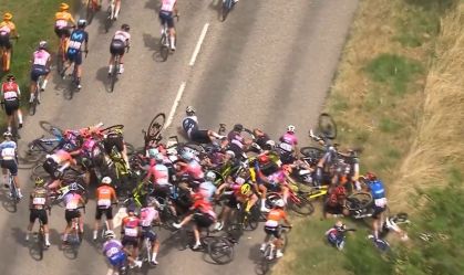 Faltando 50 km para a etapa mais longa da corrida, um incidente se transformou em um enorme acidente que tirou metade das bicicletas do circuito