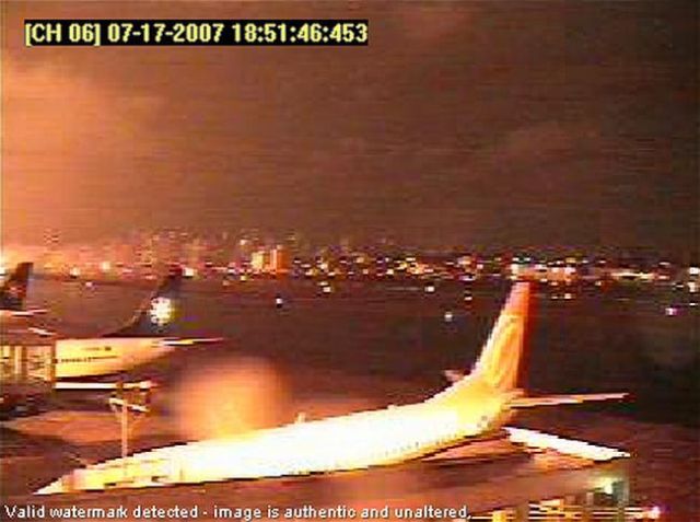 18/07/2007 Brasil, São Paulo, SP. Reprodução de vídeo da pista do Aeroporto de Congonhas com a sequência do momento em que o Airbus A320 da TAM toca o solo em alta velocidade, sai da pista e explode ao atingir o prédio da TAM Express/ ARQUIVO/ESTADÃO CONTEÚDO