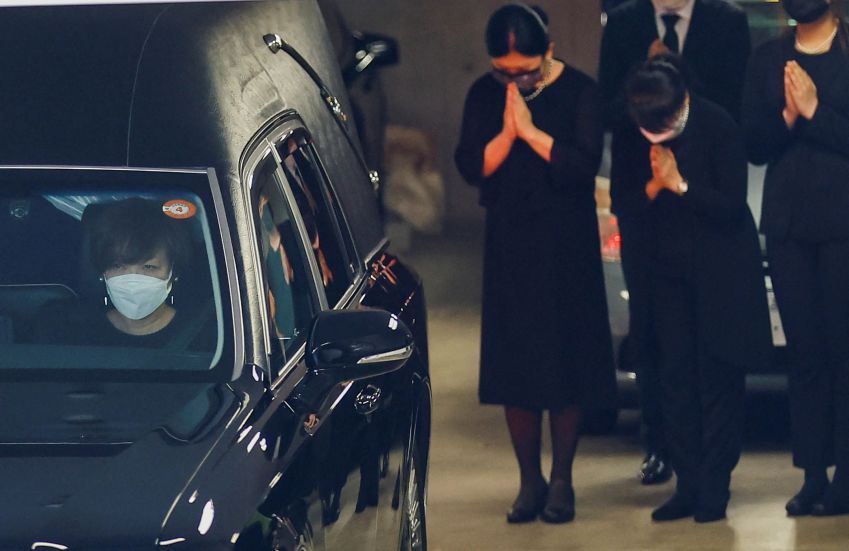 Akie Abe, viúva do ex-primeiro-ministro Shinzo Abe, dentro de carro que levava o corpo do marido / REUTERS/Kim Kyung-Hoon