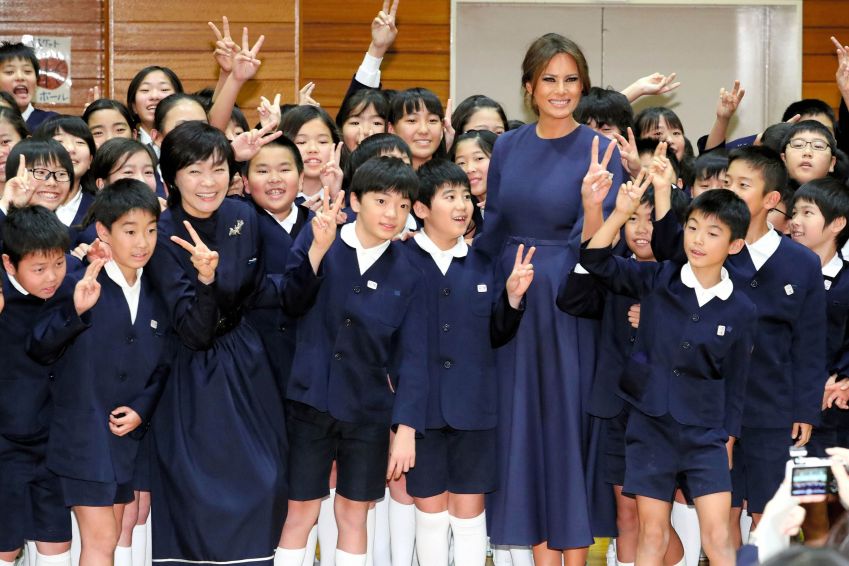 Akie Abe e Melania Trump encontram crianças em idade escolar durante uma visita à Escola Primária Kyobashi Tsukiji em Tóquio em 6 de novembro de 2017 / The Asahi Shimbun via Getty Imag