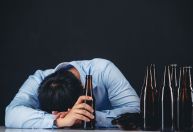 Beber sozinho na adolescência pode aumentar risco de alcoolismo, diz estudo