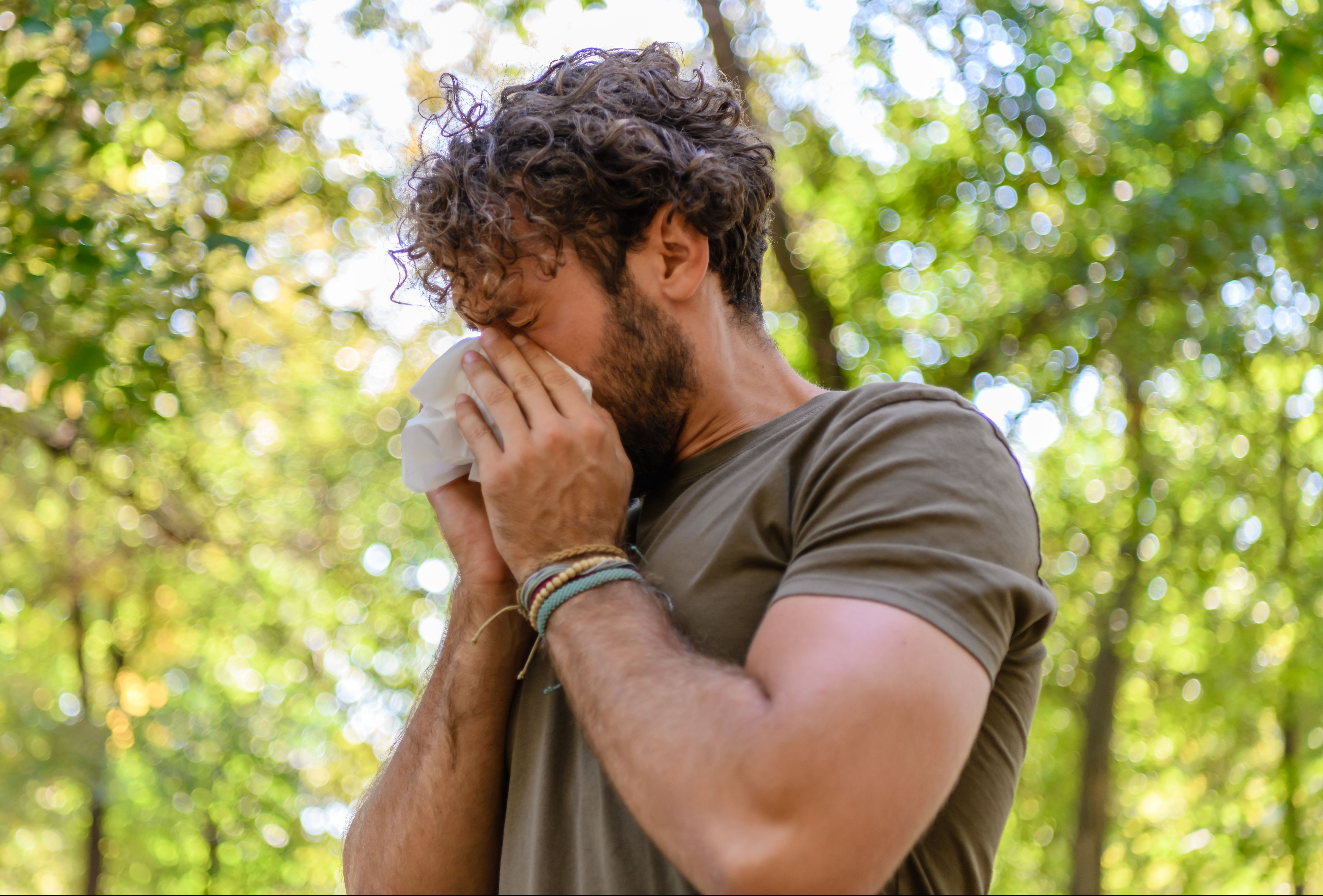 alergia gripe covid-19 espirro doenças respiratórias saúde