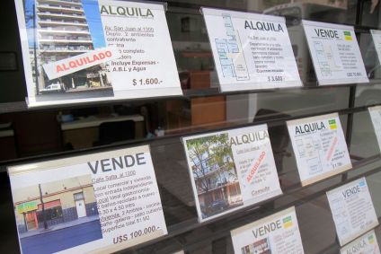 Anúncios de aluguel e venda na Avenida Independência, em Buenos Aires