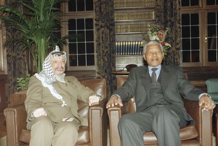 Arafat, então líder da Organização pela Libertação da Palestina, em foto durante encontro com o líder sul-africano Nelson Mandela em 1994 - Crédito:18/02/1994 - ALBERT OVERBEEK/ASSOCIATED PRESS/AE
