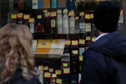 Consumidores observam preços de uma vitrine na rua Florida, em 10 de junho de 2022, em Buenos Aires, Argentina
