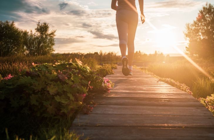 Caminhada ao ar livre ajuda a relaxar e a produzir significativamente mais ideias, o chamado pensamento divergente / Getty Images/Isbjorn