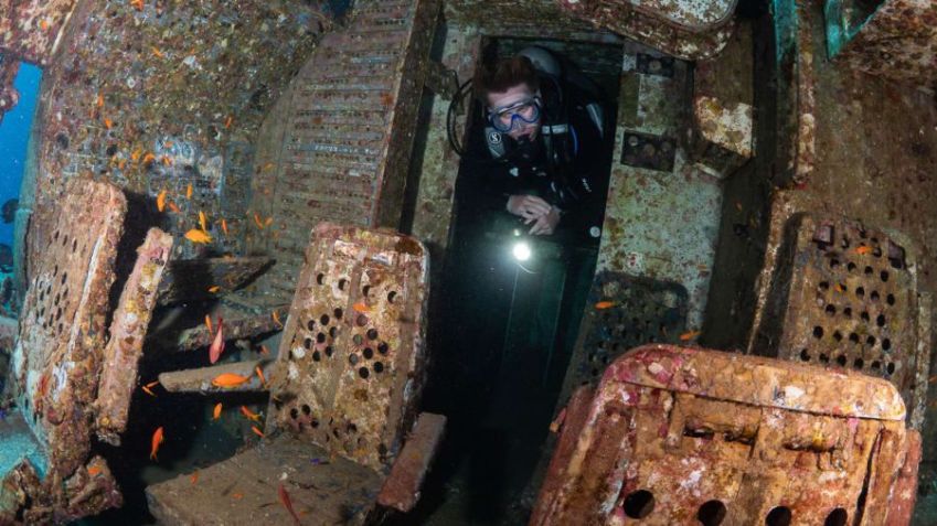 O interior do avião está praticamente intacto, permitindo que os mergulhadores explorem a cabine de pilotagem, a cabine principal – completa, com fileiras de assentos – e a área dos comissários / Brett Holzer/Deep Blue Dive Center