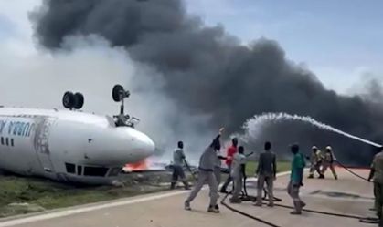 Avião capota na pista em aeroporto na Somália; todos passageiros sobreviveram