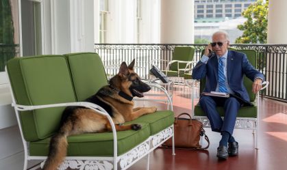 Biden postou uma foto no Twitter trabalhando na Casa Branca enquanto se recuperava da Covid-19 em 25 de julho de 2022
