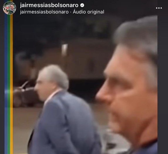 Bolsonaro ignora crime em Foz do Iguaçu e pública vídeo sobre preço de gasolina