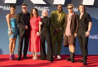 Brad Pitt usa saia em tapete vermelho e causa comoção na internet