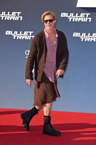 Brad Pitt de saia na première de "Trem-Bala" em Berlim, na Alemanha / WireImage
