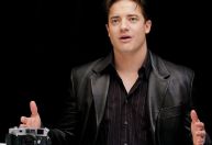 Brendan Fraser chora durante discurso em prêmio pré-Oscar