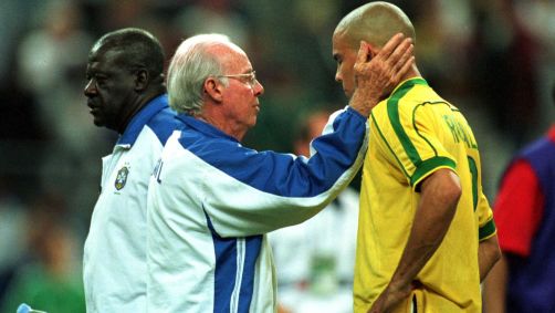 O técnico da brasileira seleção, Zagallo (e), consola o atacante Ronaldo após derrota na final da Copa do Mundo de 1998, para a França, anfitriã do torneio