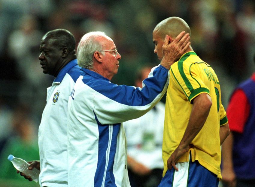 O técnico da brasileira seleção, Zagallo (e), consola o atacante Ronaldo após derrota na final da Copa do Mundo de 1998, para a França, anfitriã do torneio / CELIO JR/ESTADÃO CONTEÚDO