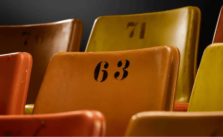 Cadeiras originais do Pacaembu são vendidas como móveis por até R$ 1.800 / Reprodução / Tok&Stok