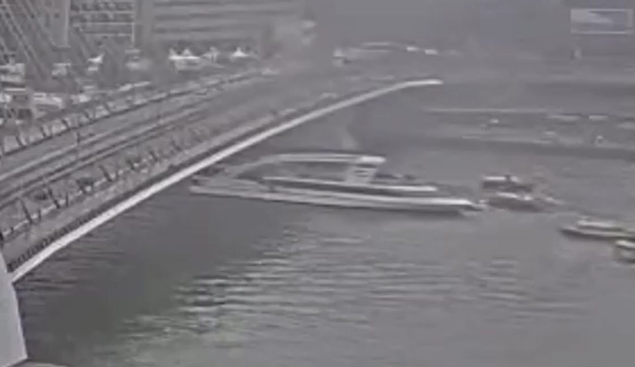 Imagens flagraram o momento em que as embarcações colidem