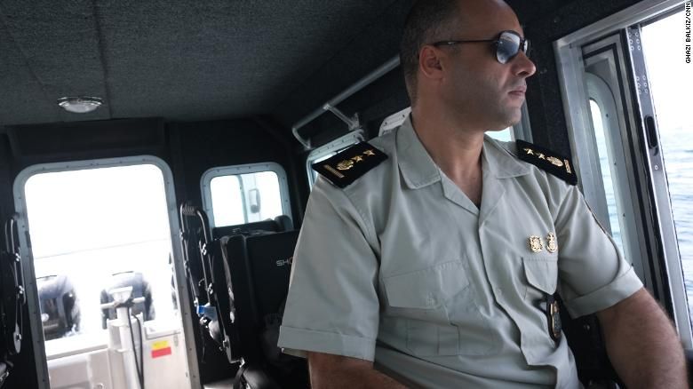 Coronel Ayman Mbarki, da Guarda Costeira da Tunísia, diz que suas equipes encontram corpos, em vez de sobreviventes / Ghazi Balkiz / CNN