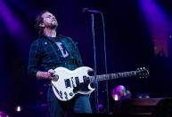 Pearl Jam cancela show após onda de calor danificar cordas vocais de Eddie Vedder