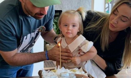 Eduardo Bolsonaro comemora 38 anos com bolo decorado com revólver