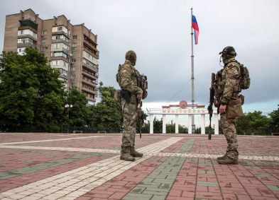 Militares russos vigiam a praça principal de Melitopol, região de Zaporizhia, Ucrânia, em 14 de junh