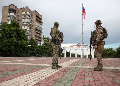 Militares russos vigiam a praça principal de Melitopol, região de Zaporizhia, Ucrânia, em 14 de junh