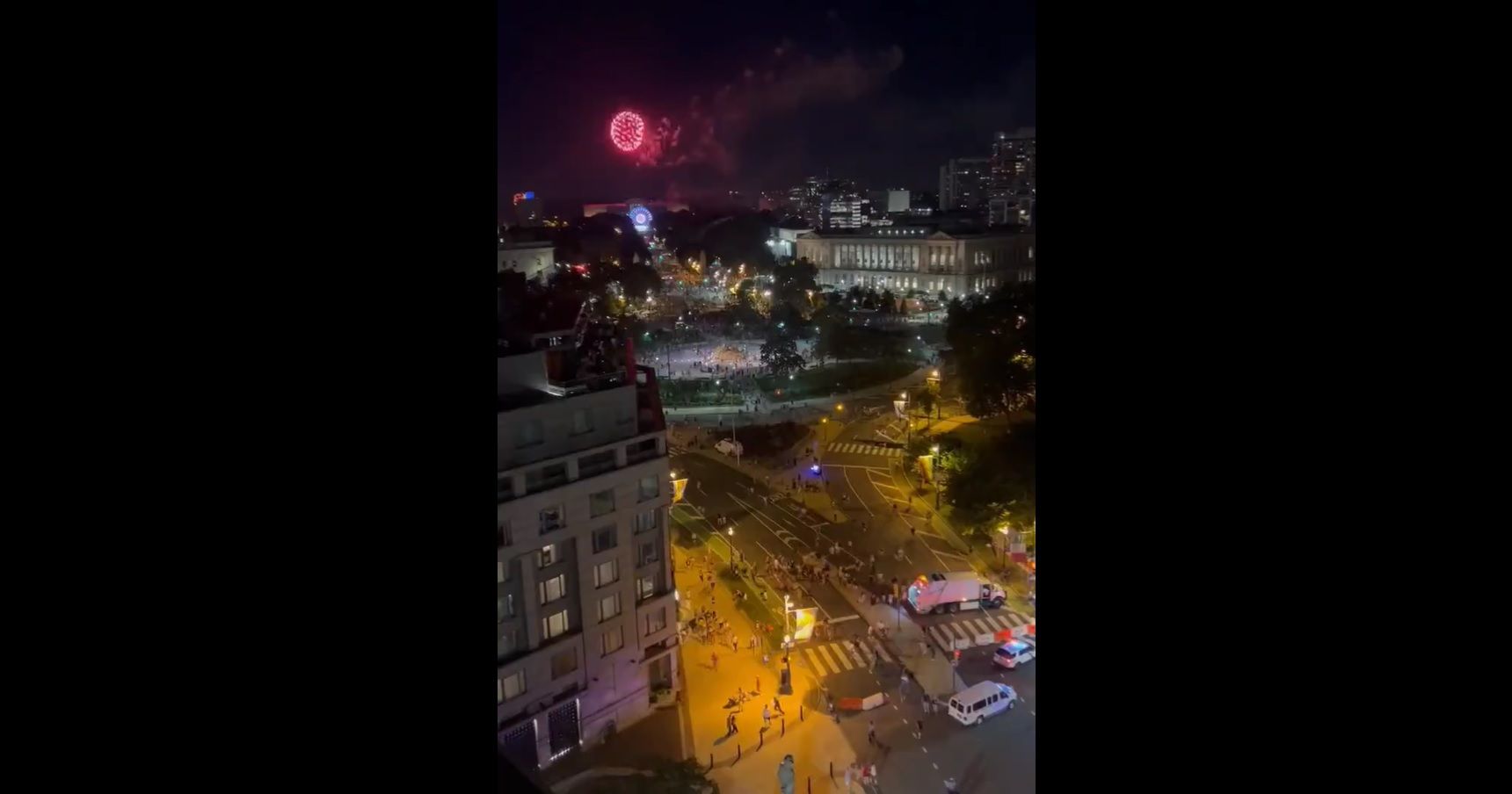 Imagens publicadas em redes sociais mostram pessoas correndo durante o show na Filadélfia em comemoração pelo Dia da Independência nos Estados Unidos