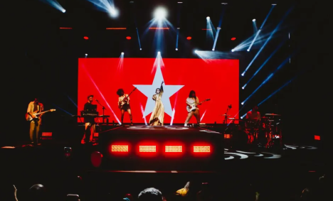 Manu Gavassi mostra estrela em fundo vermelho durante show em Natal