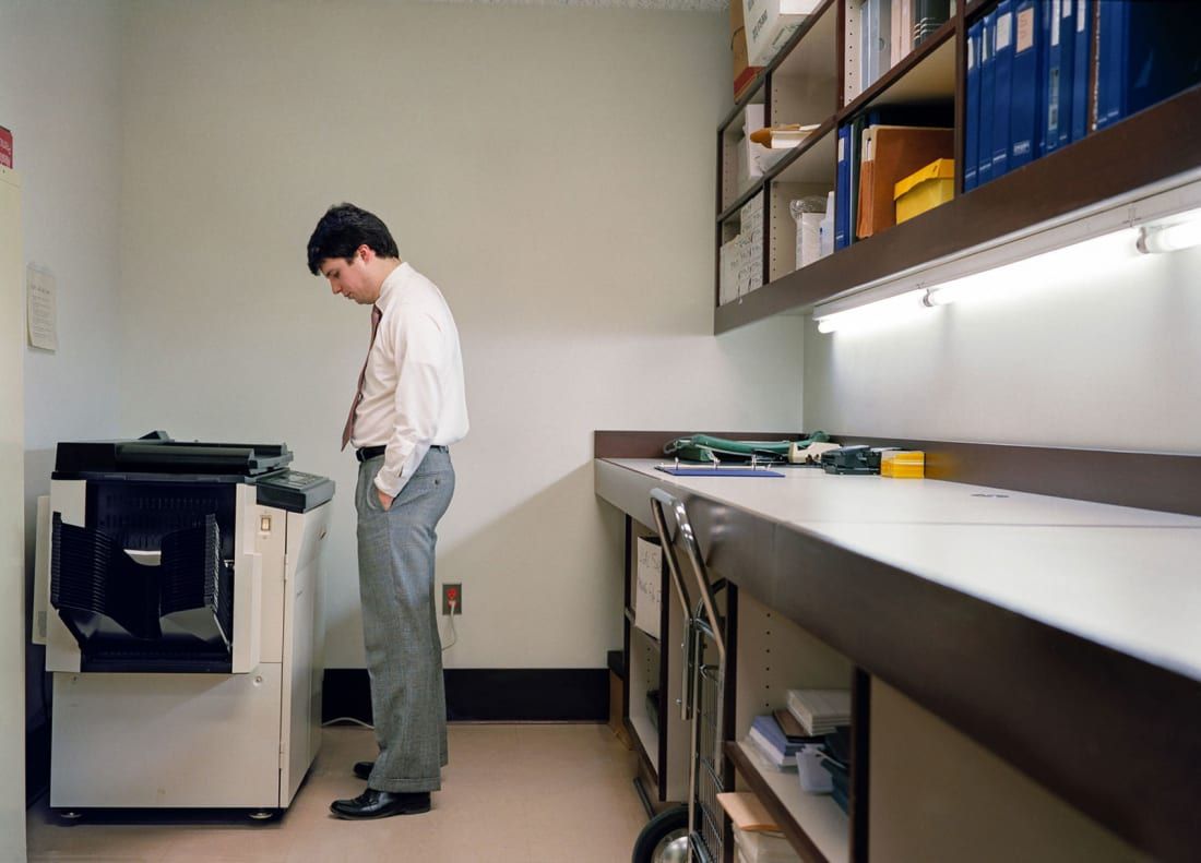 "É o mais próximo de um autorretrato que eu já fiz", disse Ahlgren sobre esta fotografia. "Acho que eu era exatamente assim quando trabalhava no banco." / Steven Ahlgren