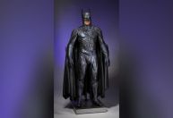 Famosa fantasia de “Batman” de George Clooney vai a leilão nos Estados Unidos