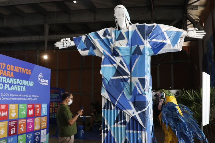 Escultura do Cristo Redentor em material reciclado na Glocal Experience / Fernando Frazão/Agência Brasil