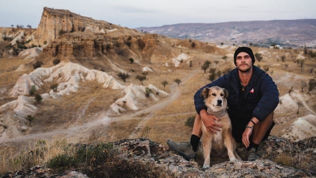 Tom Turcich, de Nova Jersey, e seu cachorro Savannah passaram sete anos andando juntos pelo mundo. / Reprodução/ CNN