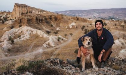 Homem e cachorra passam sete anos caminhando pelo mundo