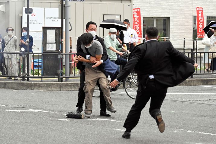 Homem é detido após atirar e matar o ex-primeiro-ministro do Japão Shinzo Abe / The Asahi Shimbun/Getty Images