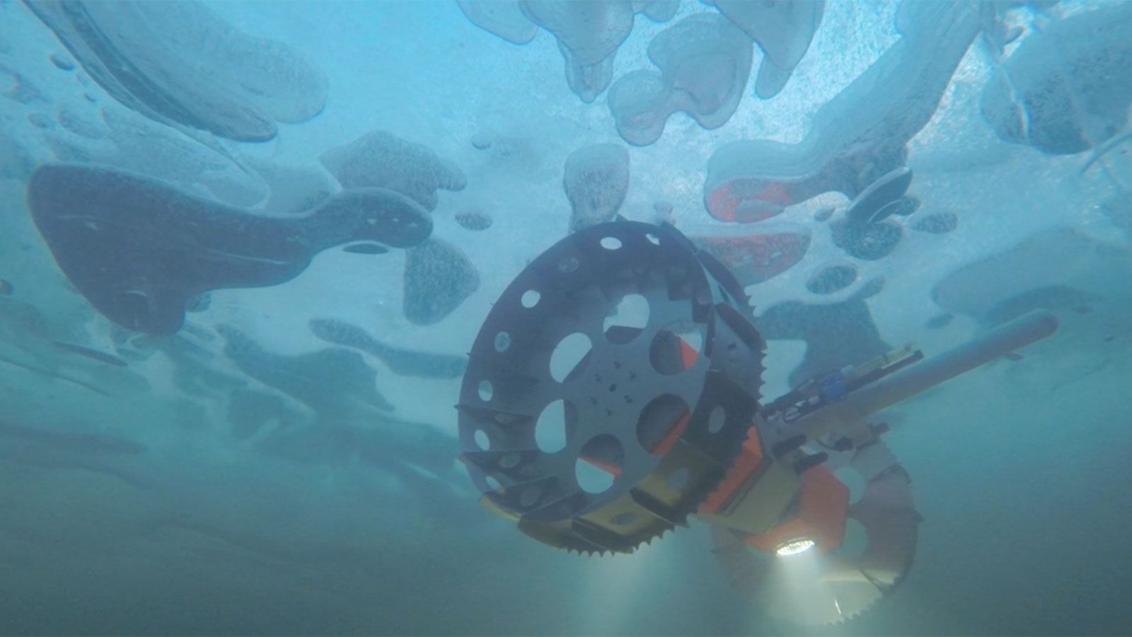 O rover submarino Bruie durante testes em um lago ártico no Alasca em 2015 / Nasa