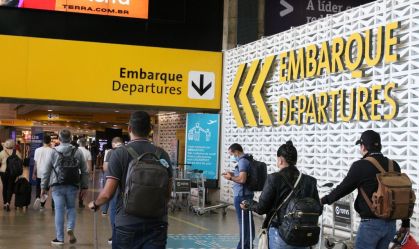 Mais de 41% dos brasileiros vão viajar menos de avião em 2023, aponta levantamento