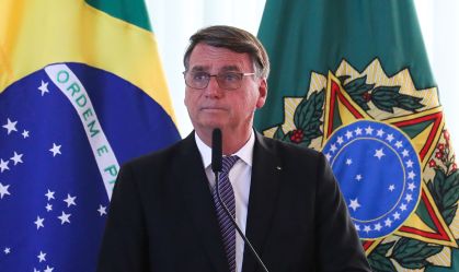 Bolsonaro chama Barroso de "criminoso" e critica Moraes por "perseguição implacável"
