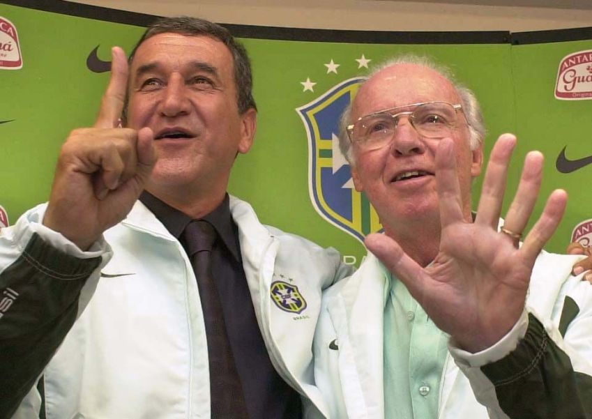 O treinador da Seleção Brasileira, Carlos Alberto Parreira, e o coordenador técnico, Zagallo, durante apresentação da nova comissão técnica, na sede da Confederação Brasileira de Futebol (CBF), em 2003 / Crédito: FÁBIO MOTTA/ESTADÃO CONTEÚDO/
