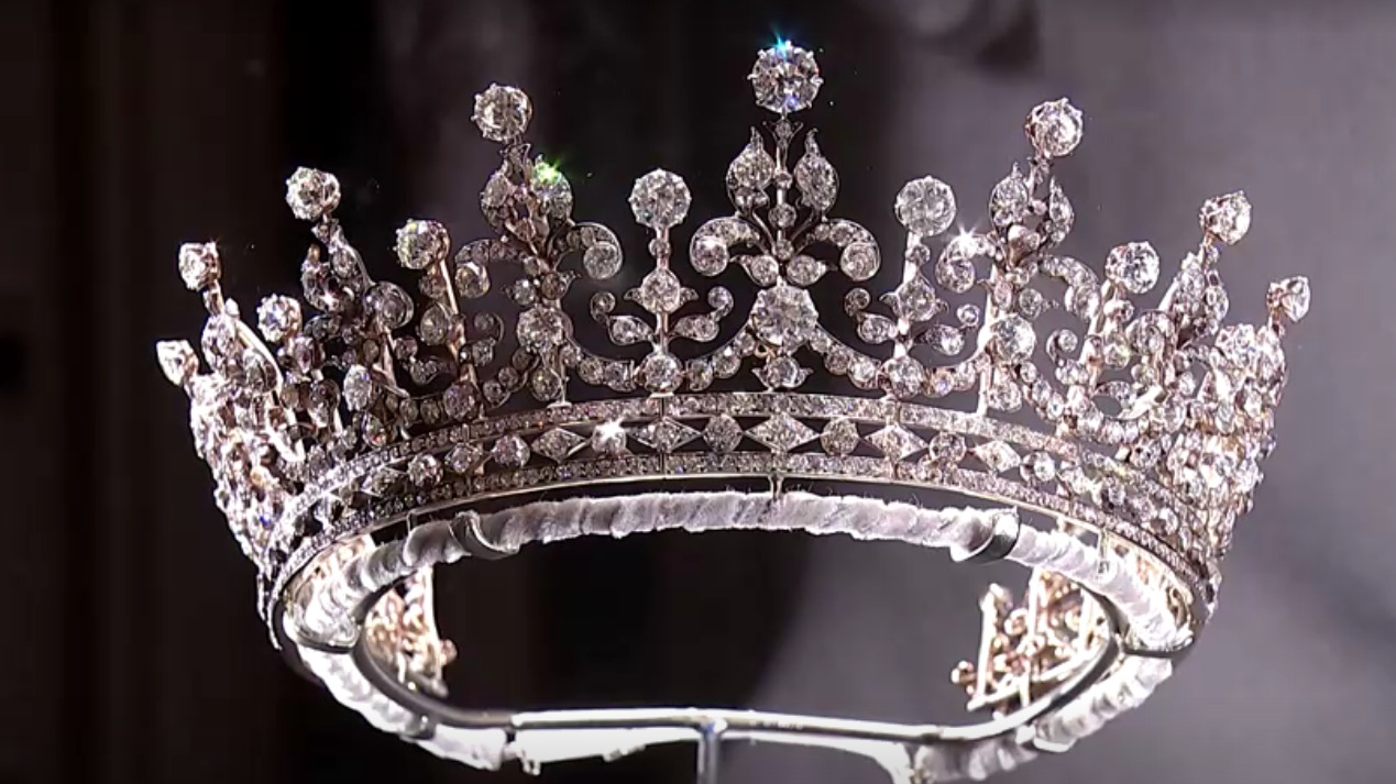 Tiara das Meninas da Grã-Bretanha e da Irlanda se tornou icônica ao aparecer em milhões de selos no Reino Unido / REUTERS