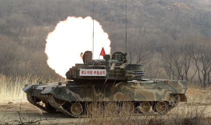 Um tanque de batalha K-2 da Coreia do Sul dispara tiros durante exercício de treinamento