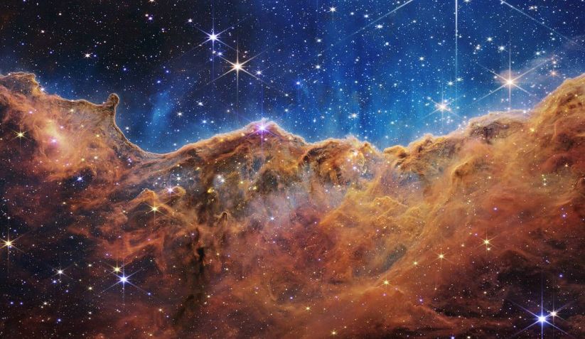 Nebulosa Carina — Chamado de Penhascos Cósmicos, a imagem aparentemente tridimensional de Webb parece montanhas escarpadas em uma noite enluarada / NASA, ESA, CSA, STScI, and The E