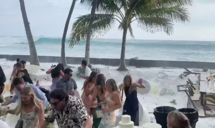 Ondas "gigantes" invadem casamento no Havaí; veja imagens