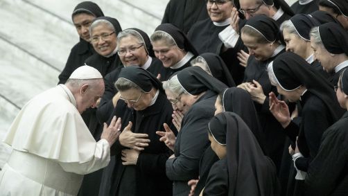 Papa Francisco e grupo de freiras