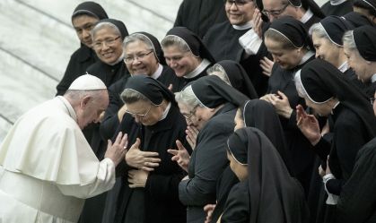 Papa Francisco e grupo de freiras
