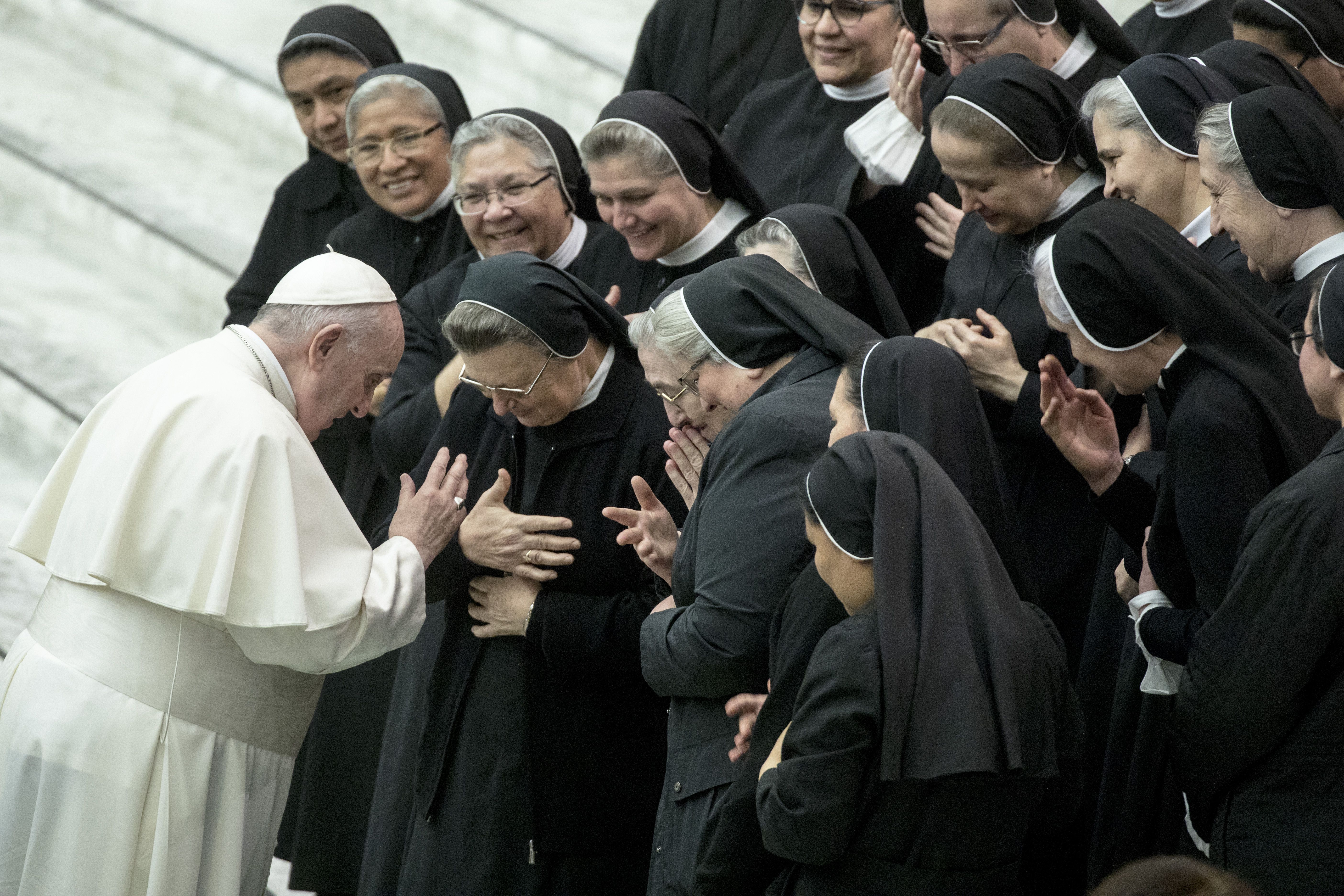 Papa Francisco faz oração com freiras no Vaticano/ Foto: Alessandra Benedetti/Corbis/Getty Images