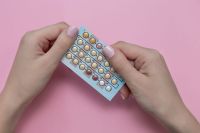 Ficar sem menstruar com a pílula é seguro? Veja mitos sobre uso contínuo